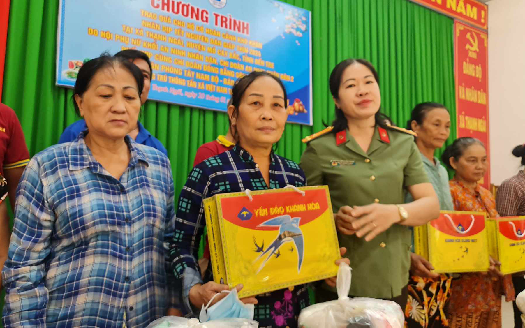 Trao 500 phần quà Tết cho người lao động trong khu công nghiệp TP.HCM - Ảnh 2.