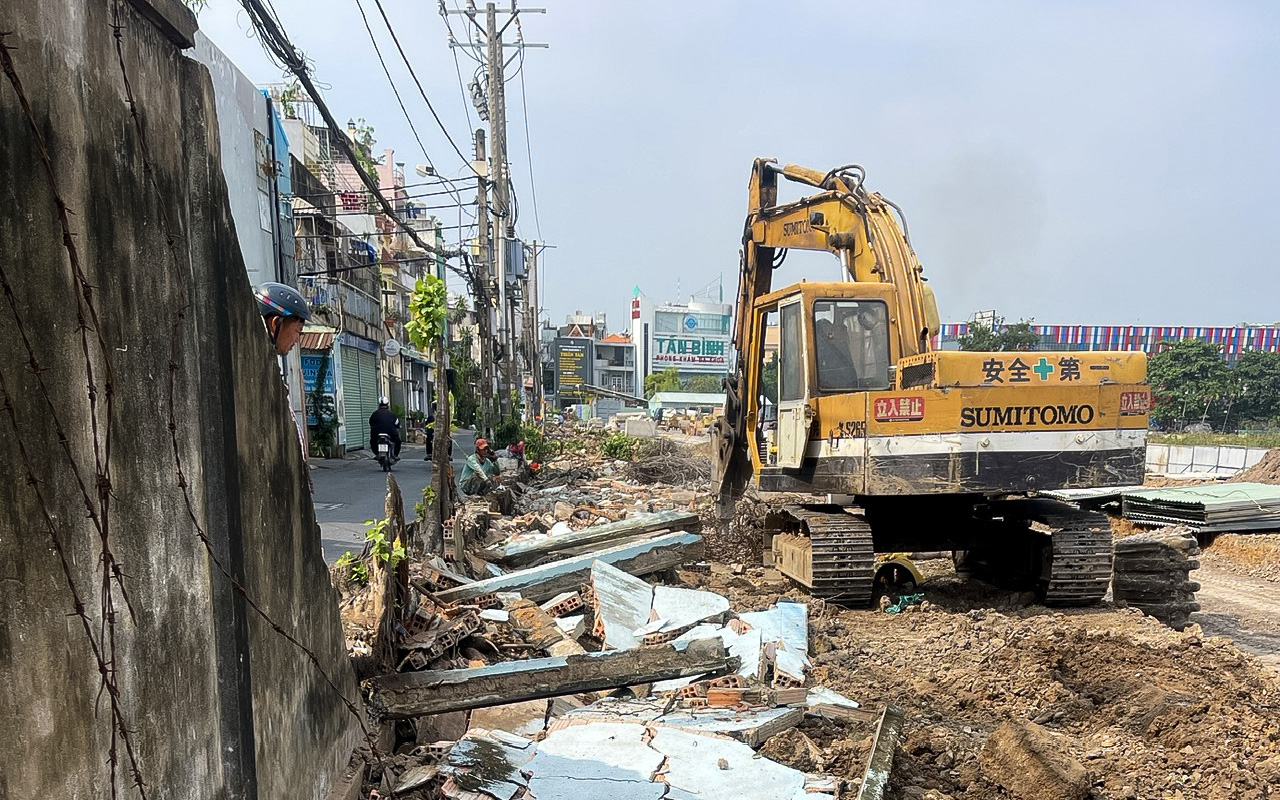 Khu vực Tân Sơn Nhất ken đặc xe những ngày giáp Tết- Ảnh 9. Đập bức tường tồn tại 3 thập kỷ, gỡ tắc đường vào sân bay Tân Sơn Nhất