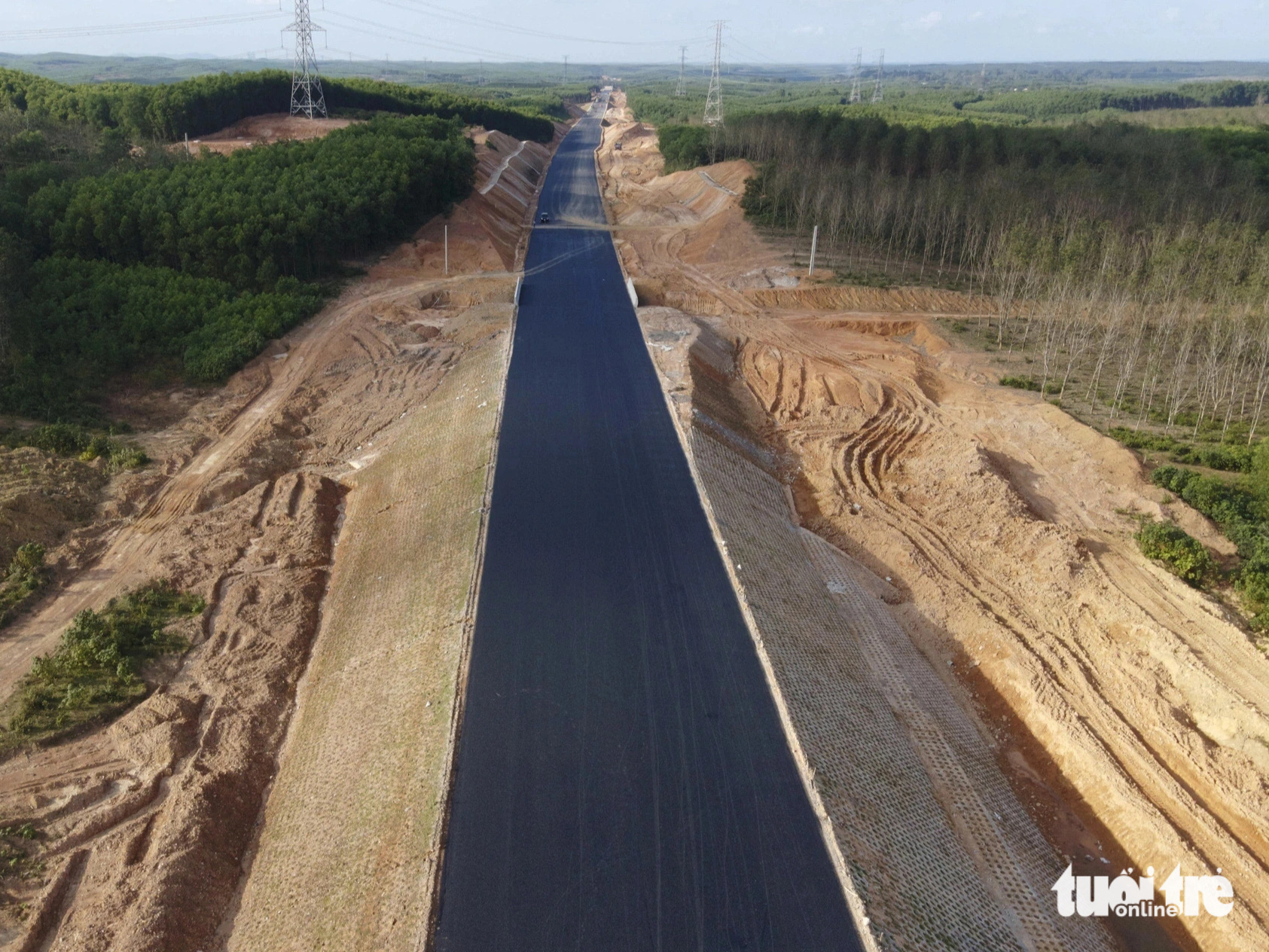 Nhiều đoạn cao tốc Cam Lộ - Vạn Ninh thành hình hài, thảm nhựa - Ảnh: HOÀNG TÁO