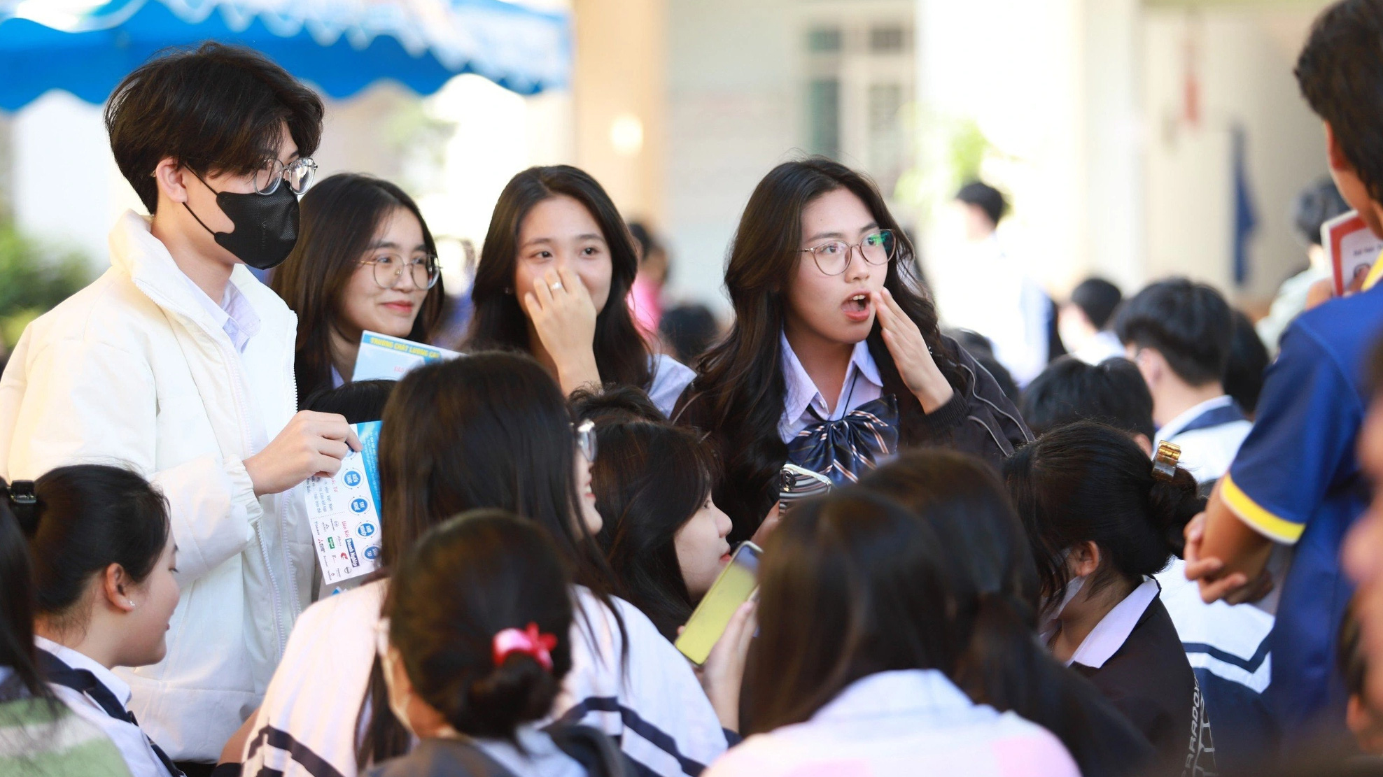 Hoảng khi TikTok 'tư vấn' những ngành muốn giàu thì không học, học là thất nghiệp- Ảnh 1. Học sinh tỉnh Gia Lai hào hứng đặt câu hỏi cho các chuyên gia tư vấn của chương trình - Ảnh: TRUNG TÂN