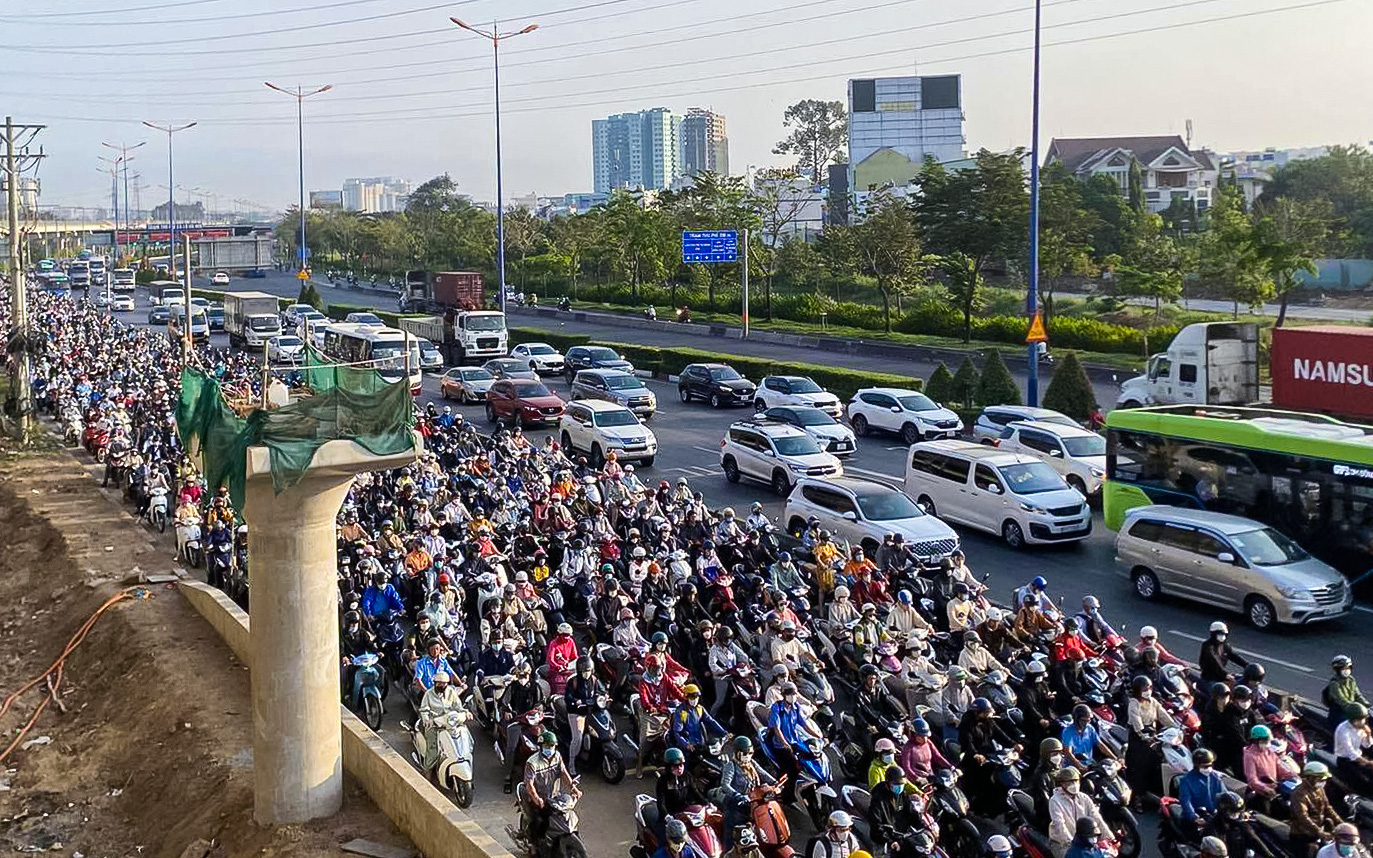 Sắp hoàn thành 9 cầu đi bộ kết nối tuyến metro số 1- Ảnh 3. Chấn chỉnh việc xây cầu đi bộ metro làm kẹt cứng cầu Rạch Chiếc