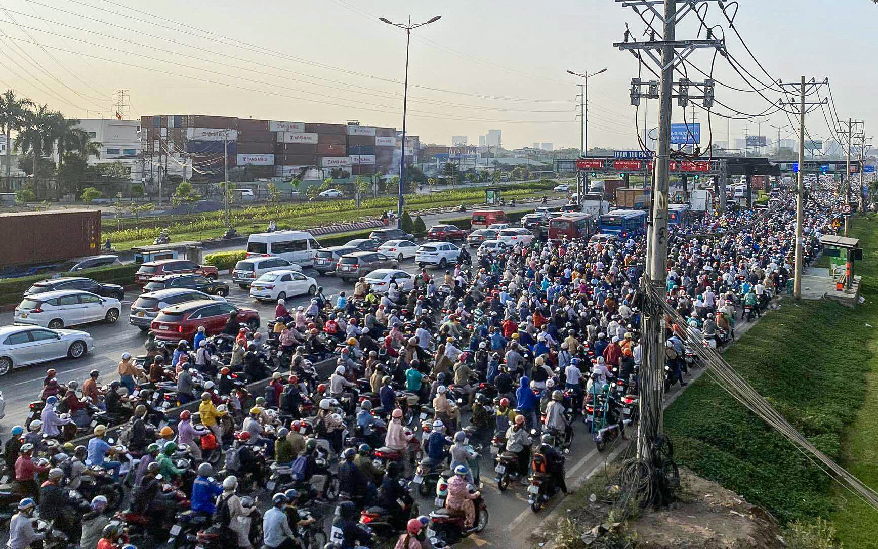 Giờ cao điểm, hàng trăm xe ùn lại trên đường Điện Biên Phủ vì xe tưới nước- Ảnh 2. Cầu Rạch Chiếc kẹt cứng sáng đầu tuần, tại sao?