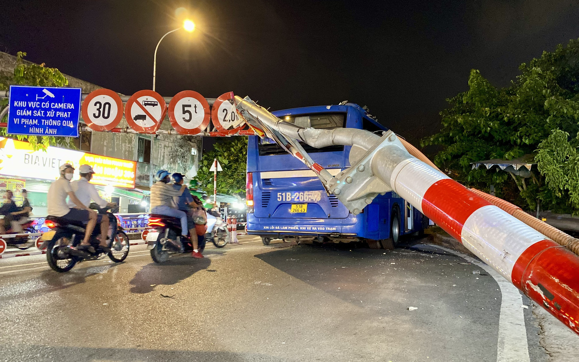 Xe buýt tông sập khung giới hạn cầu An Phú Đông, đơn vị quản lý lên tiếng- Ảnh 2. Tông sập khung giới hạn cầu An Phú Đông, tài xế xe buýt khai đi lạc
