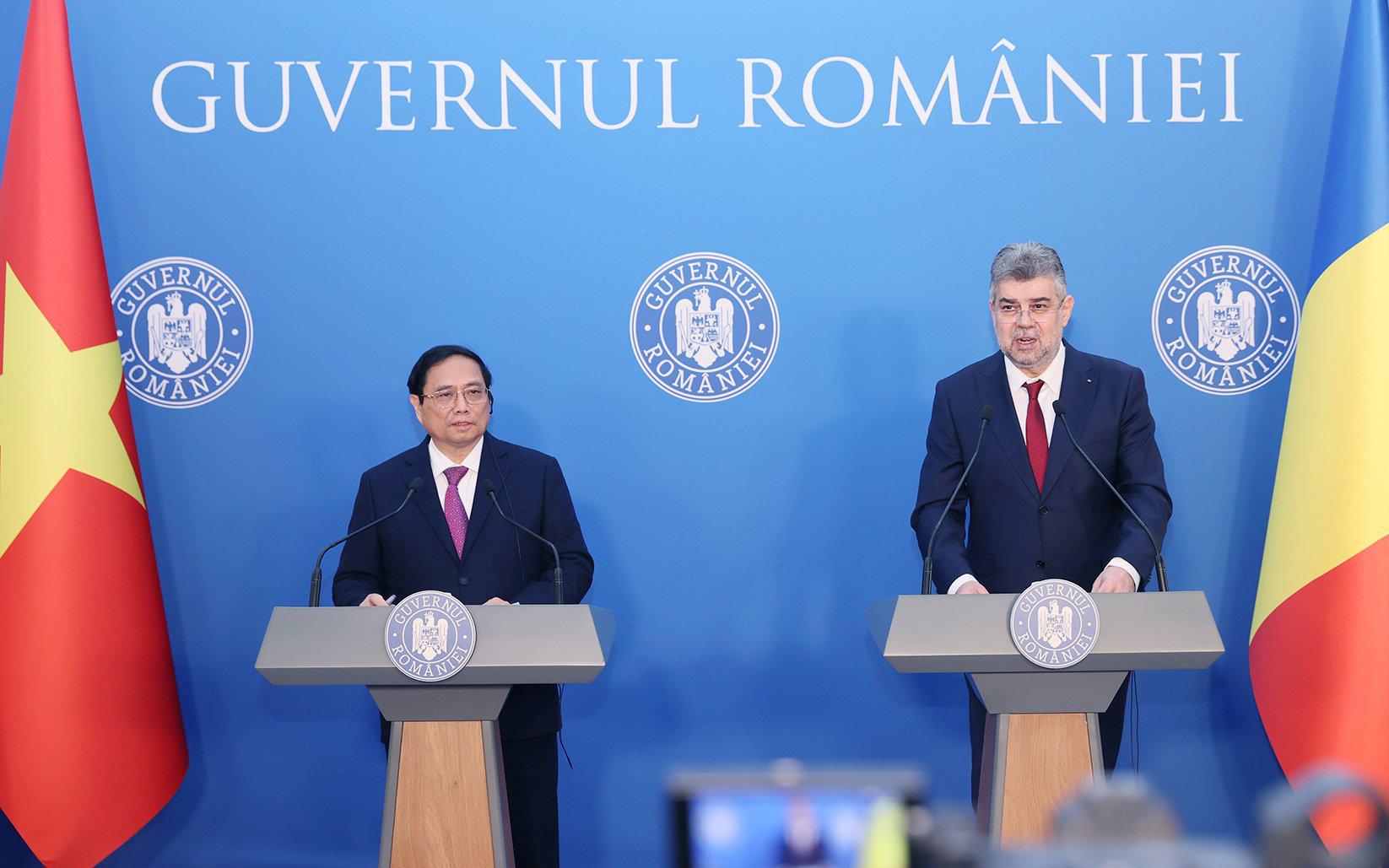 Romania muốn kết nối, hợp tác cảng với Việt Nam- Ảnh 5. Việt Nam, Romania ký 19 văn kiện hợp tác