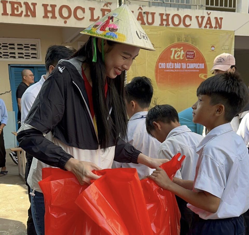 トゥイ・ティエンが海外のベトナム人に幸せなテトをもたらす - 写真: NVCC