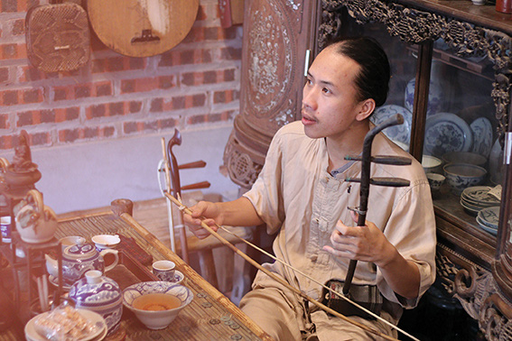 Suara muda membawa Xam mat dari pasaran ke konsert langsung - Foto 5. Bùi Công Sơn là người hiếm hoi sống bằng nghề hát xẩm - Ảnh: V.T.
