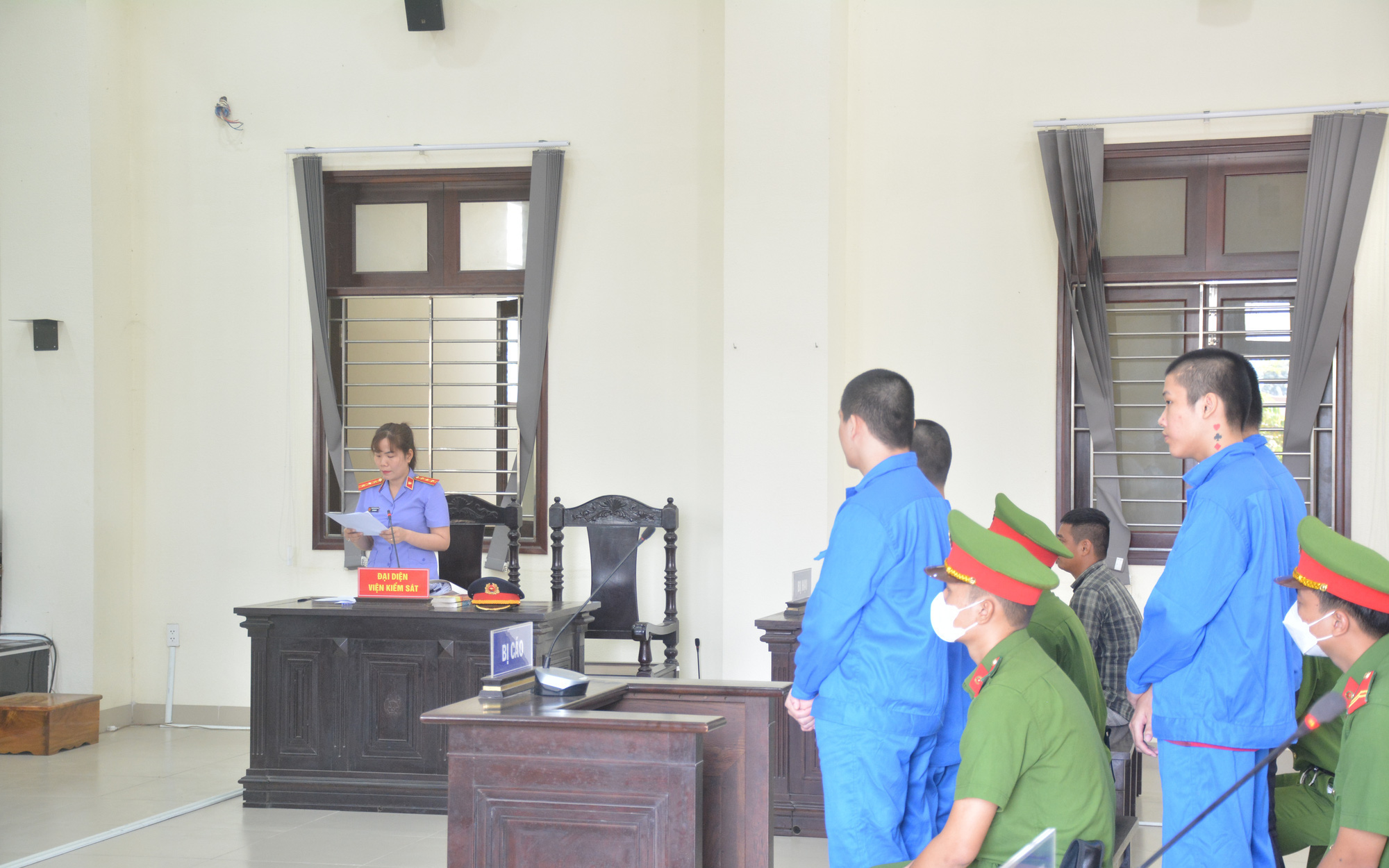 Nổ súng bắn mặt đường dọa 2 người trong quán phở vì cho rằng 'nhìn đểu'- Ảnh 3. Đâm nạn nhân 21 nhát dao vì cho rằng bị nhìn đểu