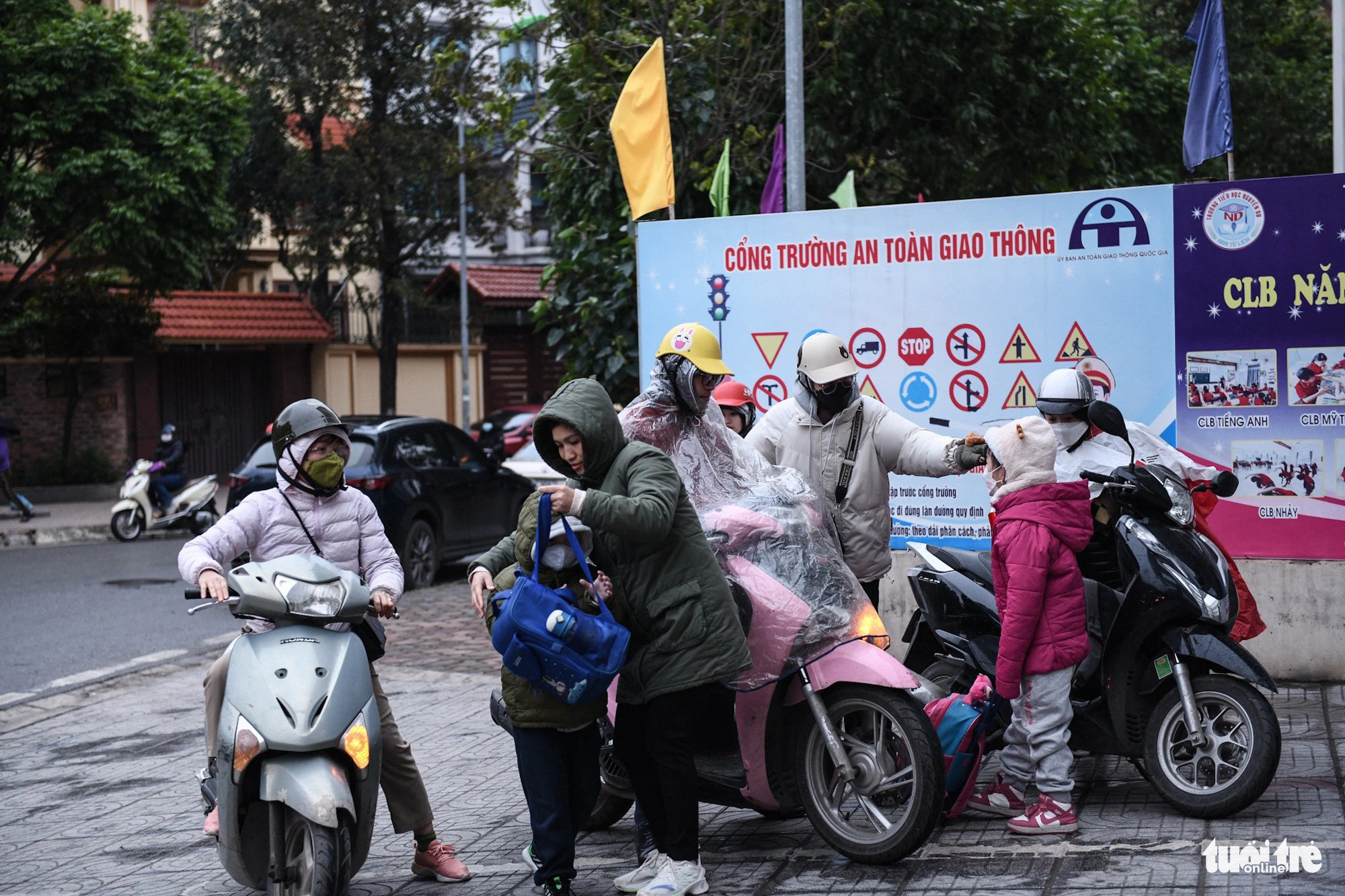 Hà Nội lạnh 9,9 độ, phụ huynh vẫn đưa con đến trường nhờ trông giúp- Ảnh 7.