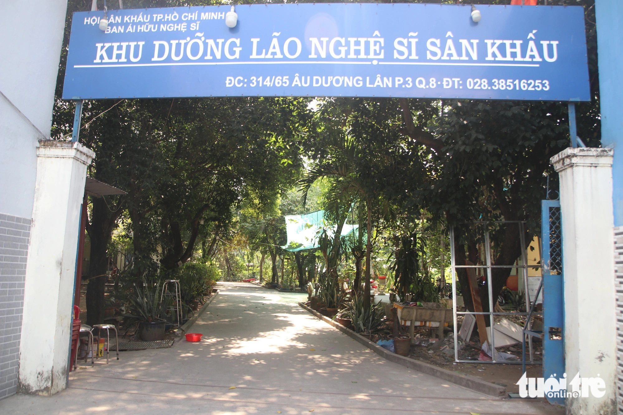 Cổng vào Viện dưỡng lão nghệ sĩ tại quận 8 - Ảnh: HỒ LAM