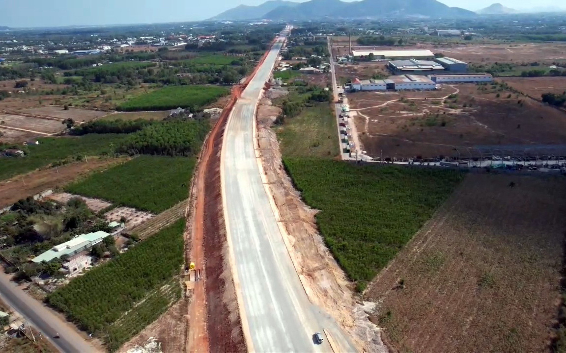Làm cao tốc bằng tinh thần cấp tốc- Ảnh 2. Cao tốc Biên Hòa - Vũng Tàu: Nửa sắp thành đường, nửa còn cây xanh