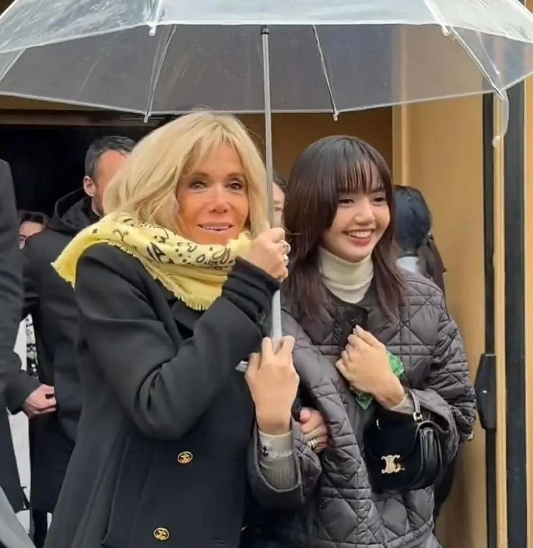 リサは1月17日のイベントにフランス大統領夫人とともに登場した