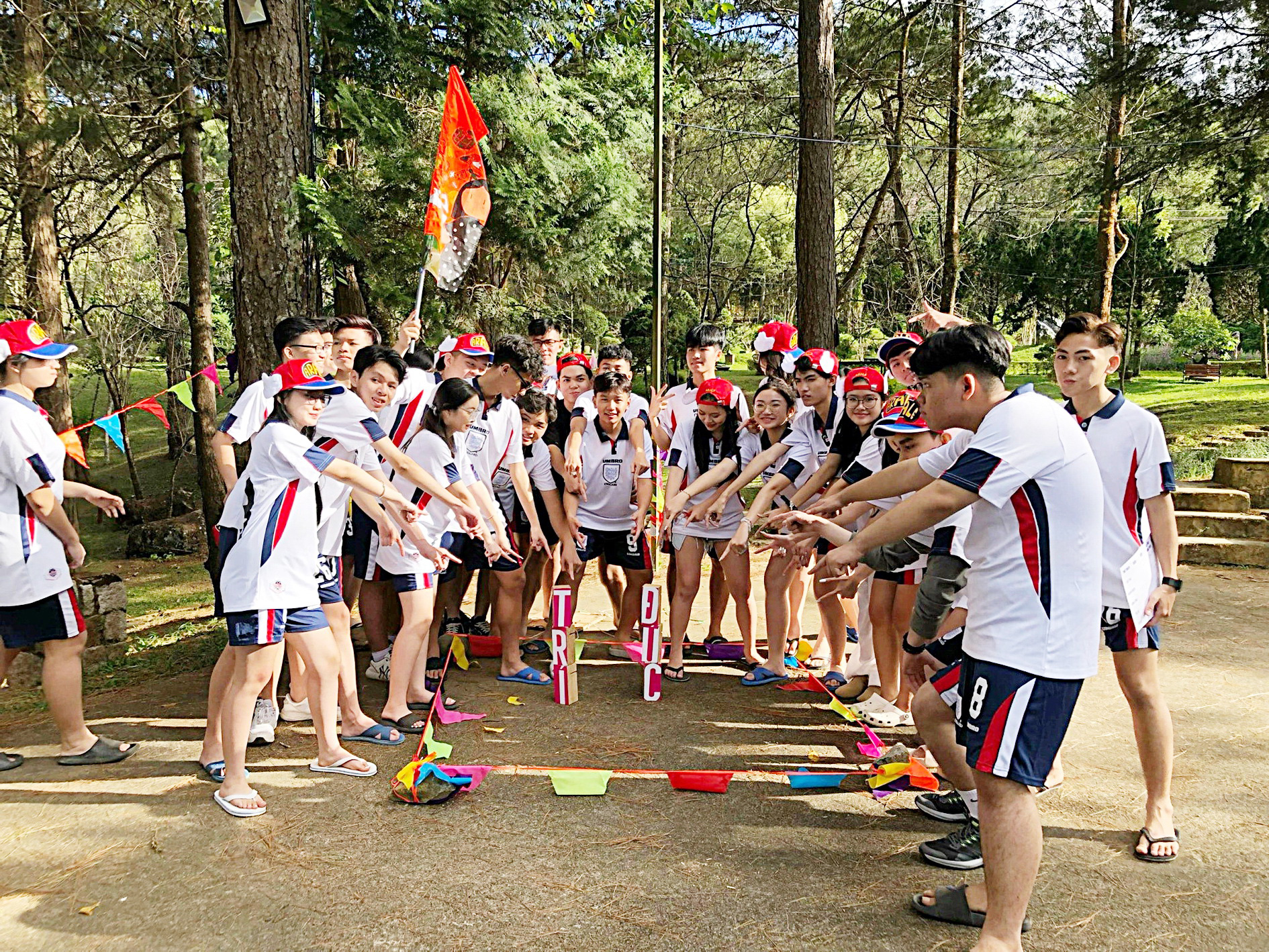 Hội thi sáng tác ảnh Tuổi Xanh: Chuyến đi thanh xuân- Ảnh 1. Chuyến đi tràn ngập tiếng cười của lớp - Ảnh: HUỲNH NGỌC MỸ ANH