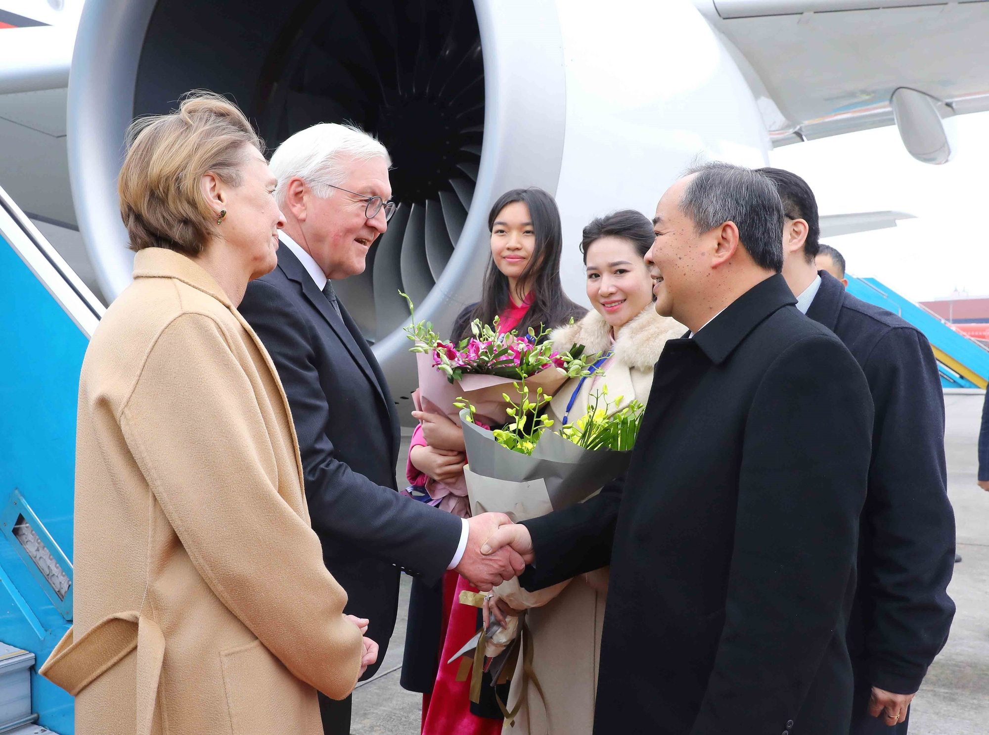 Chủ nhiệm Văn phòng Chủ tịch nước Lê Khánh Hải đón Tổng thống Đức Frank-Walter Steinmeier và phu nhân tại sân bay Nội Bài ngày 23-1 - Ảnh: TTXVN