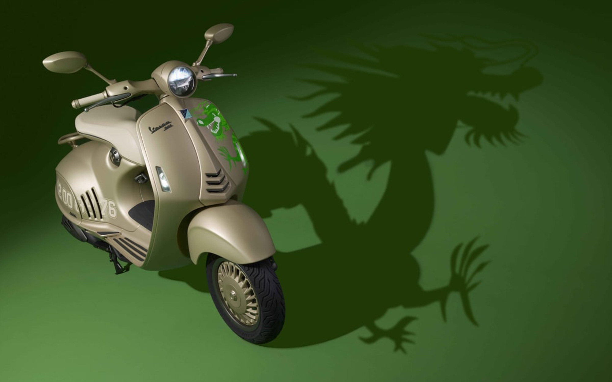Ảnh thực tế Vespa 946 Dragon vừa ra mắt: Xe tay ga dễ đội giá tiền tỉ tại Việt Nam- Ảnh 5. Vespa 946 Dragon: Xe tay ga chơi Tết Giáp Thìn sắp về Việt Nam