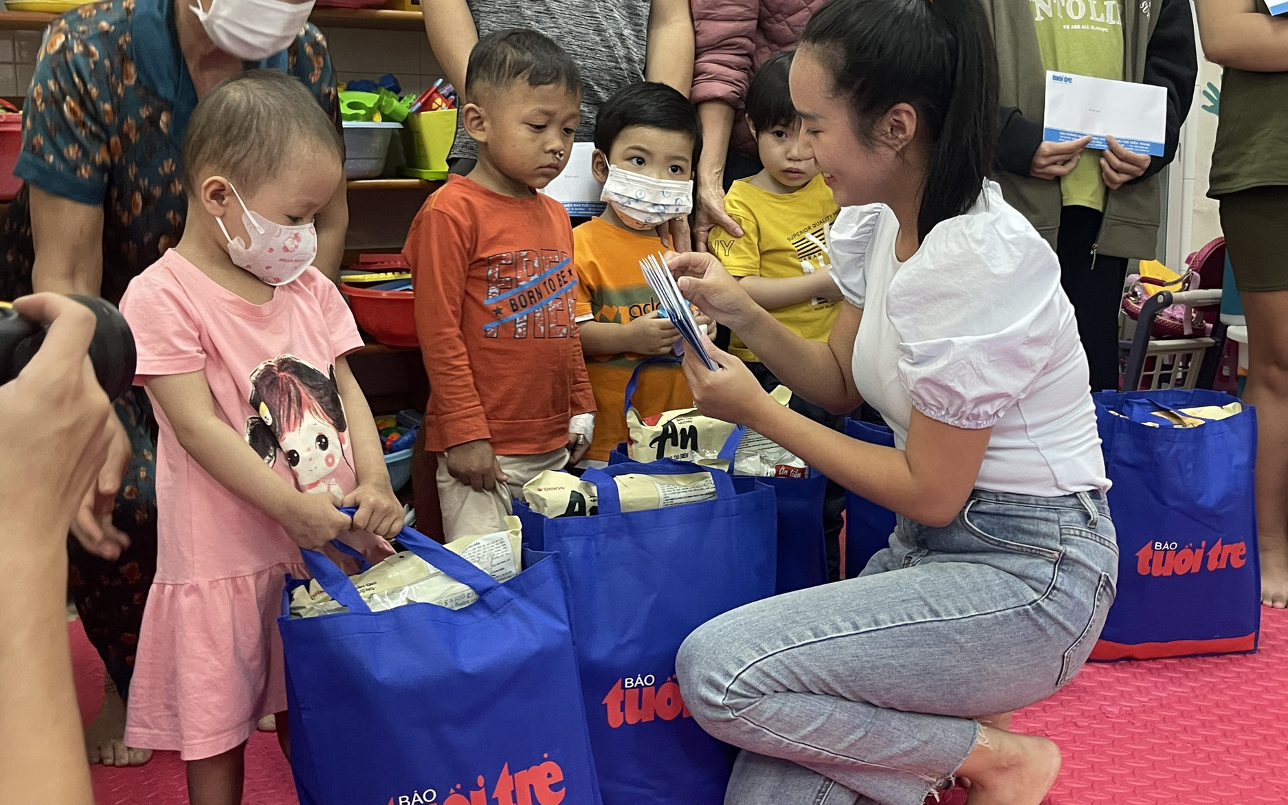 Nhận món quà từ Ước mơ của Thúy, mẹ ôm con mừng run vì ‘có tiền vào thuốc’- Ảnh 3. Ước mơ của Thúy mang hơi ấm xuân đến bệnh nhi miền Trung