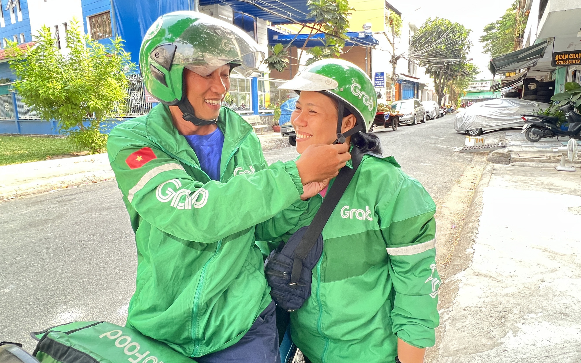 Những tiếng gọi lấy đơn hàng của shipper trong hẻm nhỏ- Ảnh 5. Vợ chồng tài xế công nghệ đón Tết