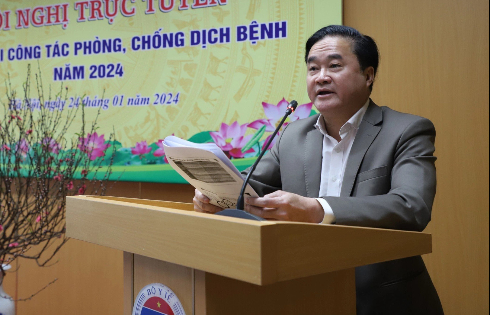 Bộ Y tế khuyến cáo 3 nhóm cần tiêm nhắc vắc xin ngừa COVID-19- Ảnh 1. Ông Hoàng Minh Đức phát biểu tại cuộc họp trực tuyến phòng chống dịch sáng 24-1 - Ảnh: NGUYỄN HÙNG