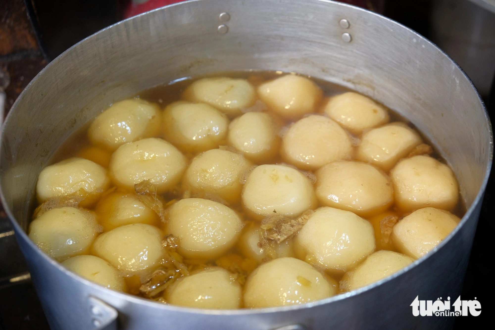 Một mẻ bánh trôi tàu vừa ra khỏi bếp - Ảnh: ĐẬU DUNG