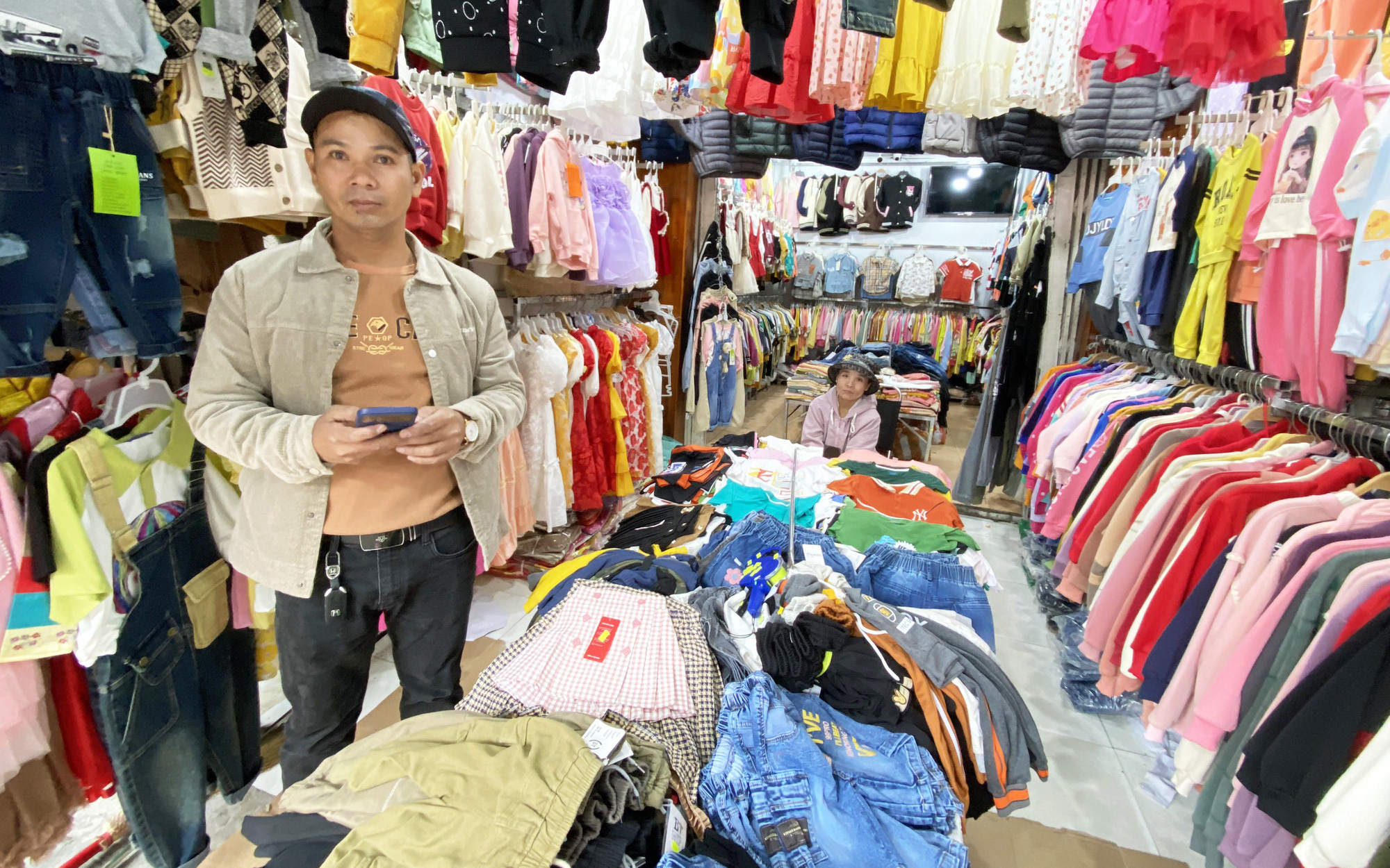 Choáng vì phí thuê mới, tiểu thương chợ Thủ Đức muốn đóng sạp- Ảnh 5. Chợ Tết truyền thống đìu hiu, tiểu thương mỏi mòn đợi khách