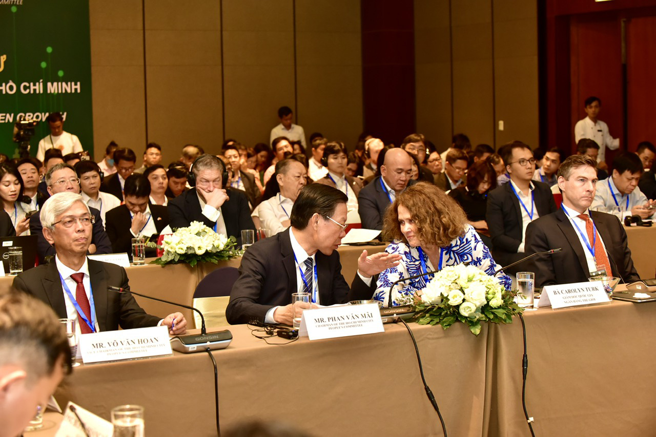 Chủ tịch UBND TP.HCM Phan Văn Mãi trao đổi với Giám đốc quốc gia Ngân hàng Thế giới tại Việt Nam, khu vực Đông Á và Thái Bình Dương Carolyn Turk tại hội nghị chiều 24-1 - Ảnh: T.T.D.