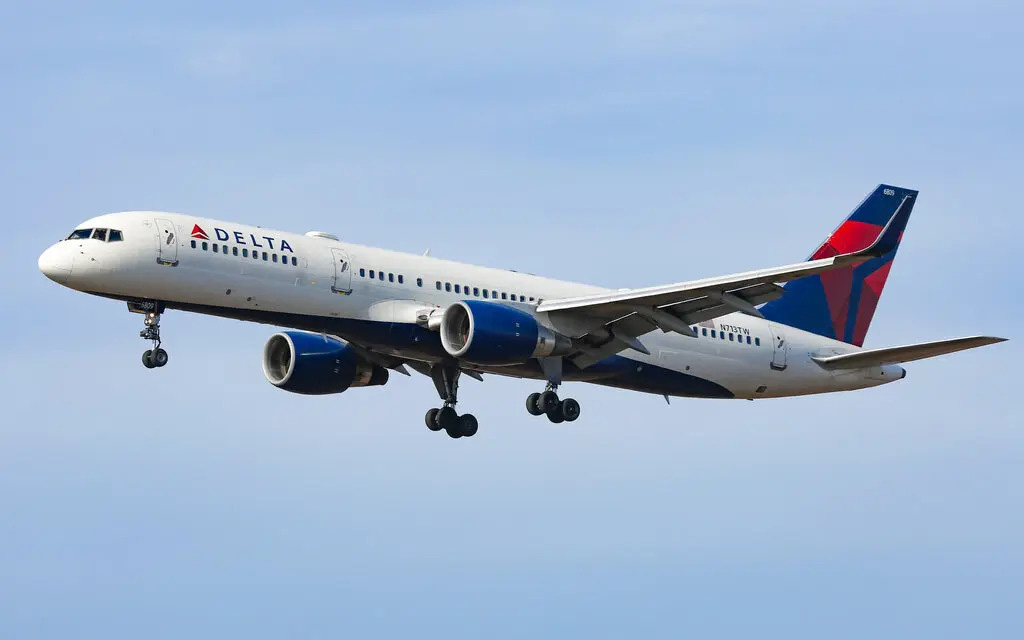 Boeing có đặt an toàn trên lợi nhuận?- Ảnh 3. Máy bay Boeing rơi bánh lúc đang cất cánh