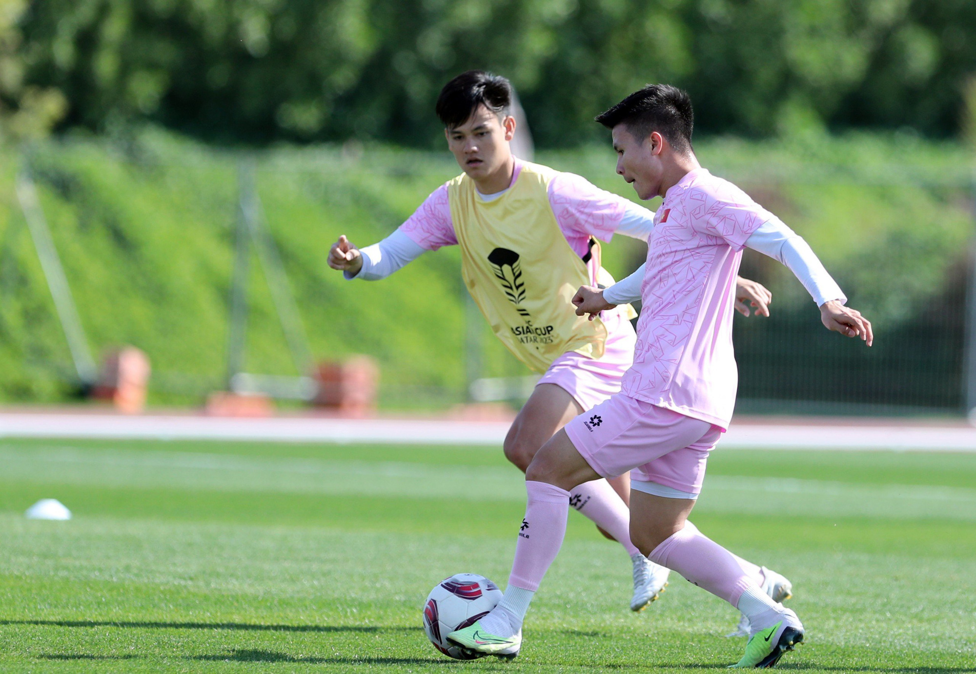 ベトナム対イラクチーム: これは手続き上の試合であってはなりません - 写真 1。 練習するクアン・ハイ(右)とホー・タン・タイ - 写真: HOANG TUAN