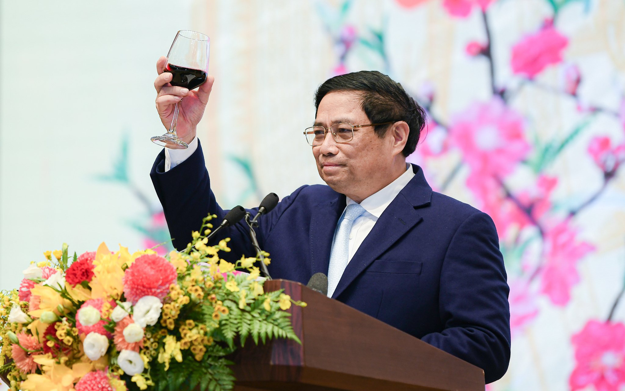Thủ tướng nói với nhà đầu tư nước ngoài: Các bạn thành công là chúng tôi thành công- Ảnh 4. Thủ tướng: Con tàu Việt Nam đã vượt qua sóng cả, vững tay chèo trong năm 2023