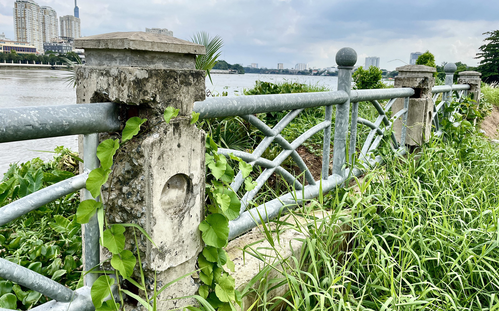 Chống sạt lở ở Thanh Đa: Ban Giao thông cho Anh Vinh 1 tuần để khởi động lại gói thầu- Ảnh 2. Dự án chống sạt lở bán đảo Thanh Đa: Công ty Anh Vinh bị cấm thi công vì làm ì ạch
