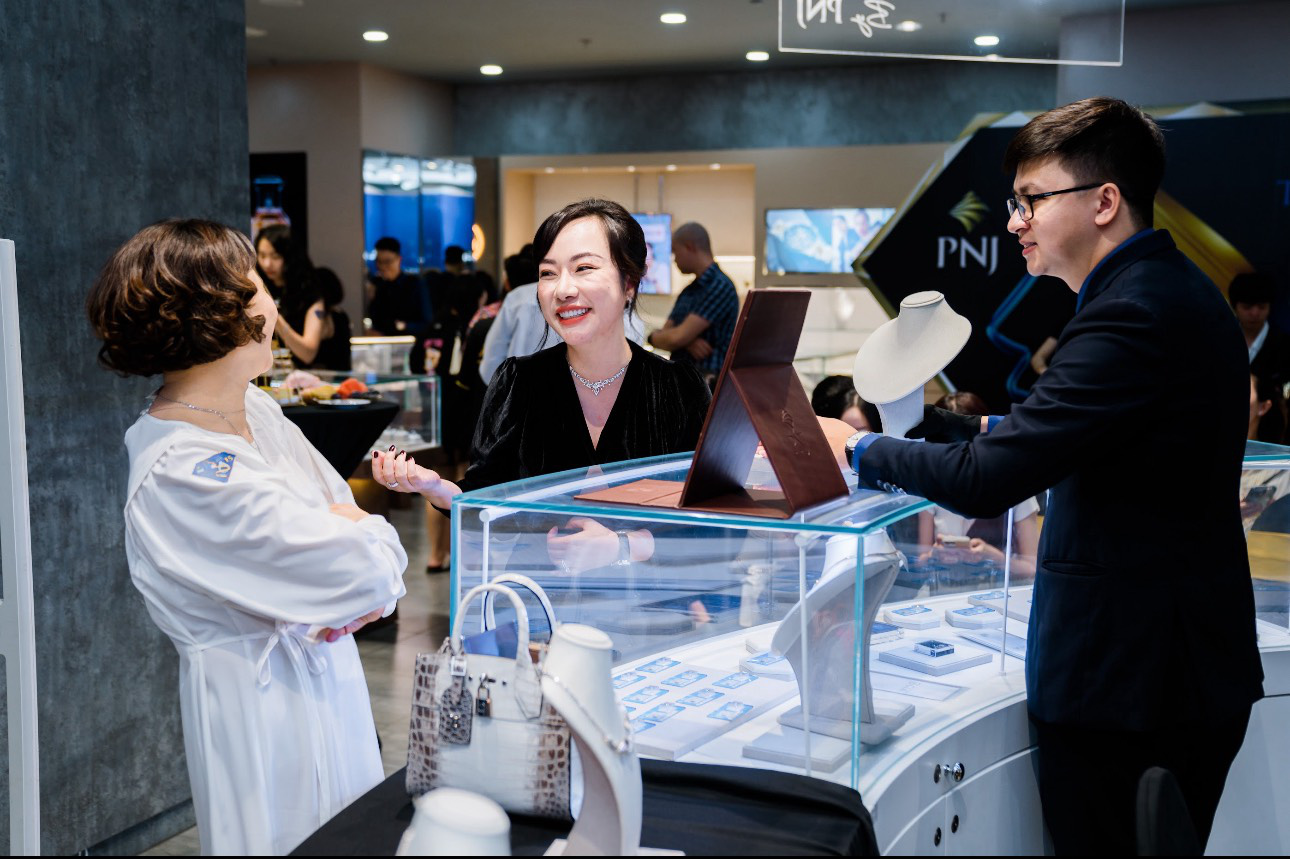 Điều gì giúp PNJ đạt chỉ tiêu lợi nhuận 2023?- Ảnh 2. PNJ triển khai phương pháp tiếp cận thị trường hiệu quả, liên tục gia tăng khách hàng mới - Ảnh: Việt Hùng