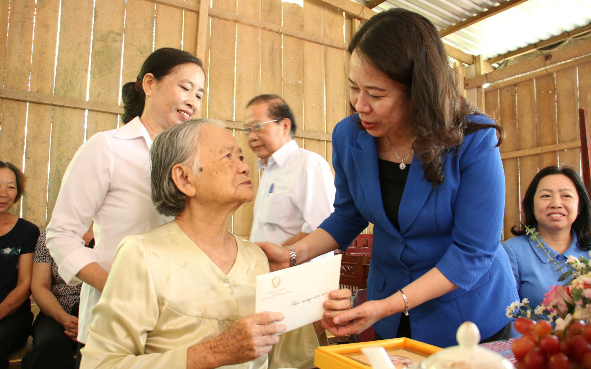 Phó Ban Tuyên giáo Trung ương về làm phó bí thư thường trực Tỉnh ủy Bến Tre- Ảnh 4. Phó chủ tịch nước Võ Thị Ánh Xuân tặng 600 phần quà Tết cho người dân Bến Tre