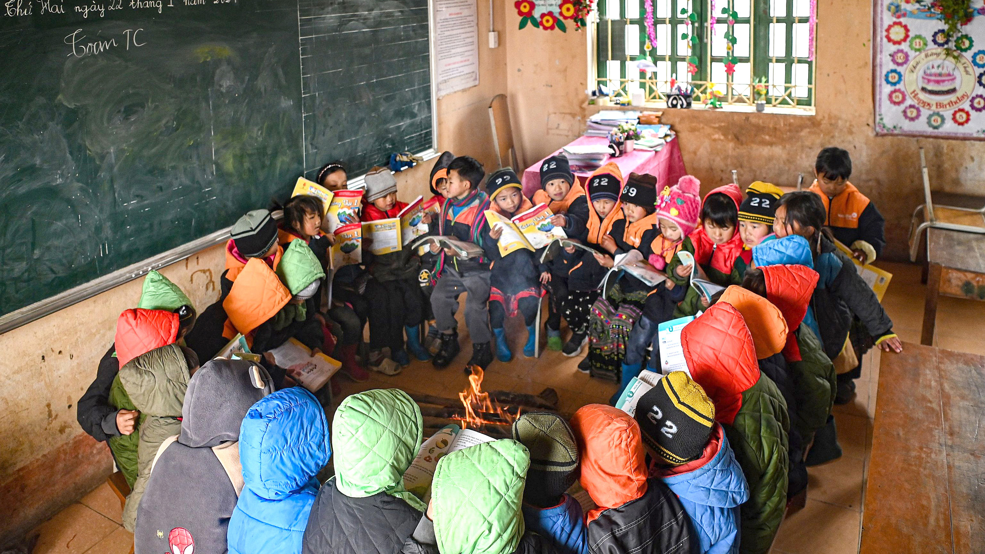 Hàng chục ngàn học sinh miền Bắc liên tục phải nghỉ học vì giá rét- Ảnh 1. Học sinh tiểu học tại điểmTrường Ngải Thầu (xã A Lù,huyện Bát Xát, Lào Cai) đốt lửa giữa lớp để chống rét - Ảnh: HỒNG QUANG