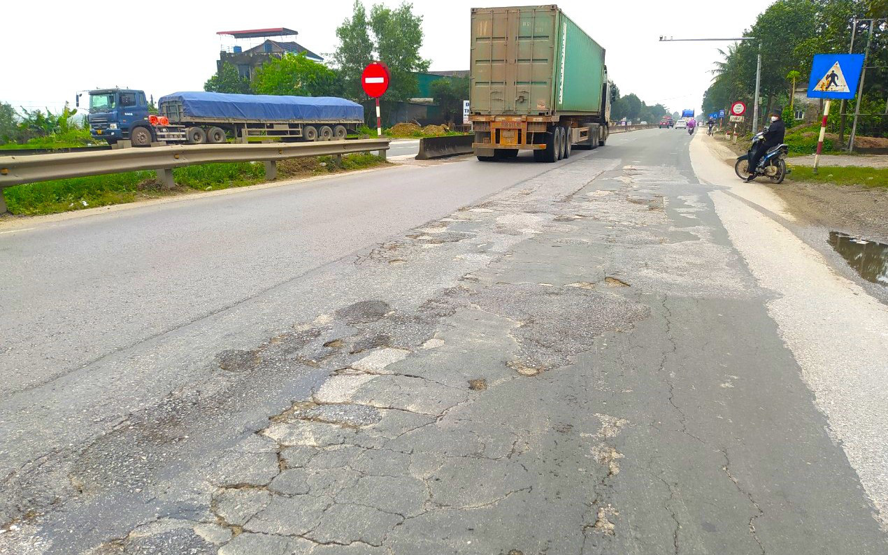 Sau Tết, tiếp tục sửa chữa mặt đường quốc lộ 1 hư hỏng- Ảnh 4. Cận cảnh đường BOT quốc lộ 1 hư hỏng bị đề nghị xem xét tạm dừng thu phí