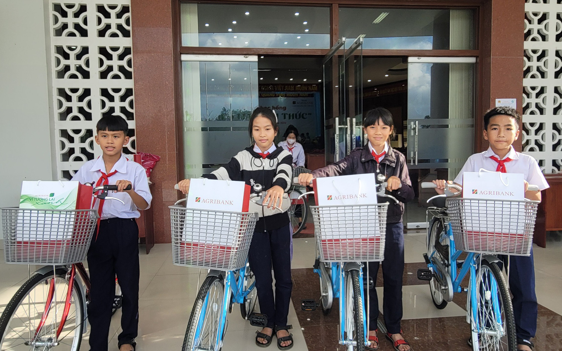 Mang Tết đến với người nghèo khó Phú Yên- Ảnh 5. Mang Tết đến với người nghèo khó Phú Yên- Ảnh 5.