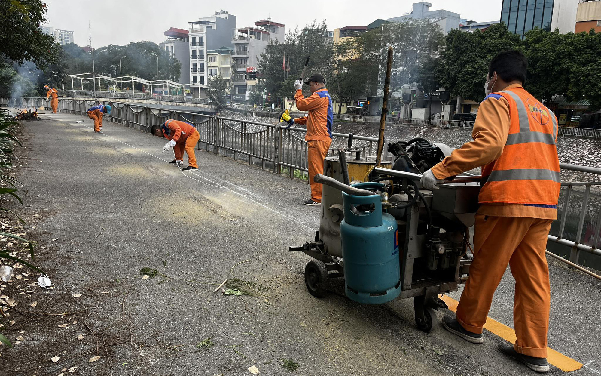 Dù nắng hay mưa, cua rơ phong trào dàn hàng ngang vì Lần đầu tiên Hà Nội có tuyến đường dành riêng cho xe đạp
