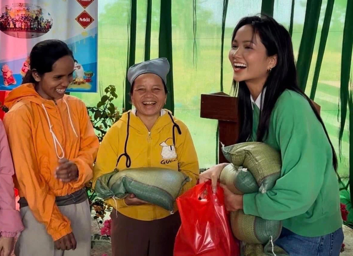 ヘン・ニエ、自家製米を困っている人々に寄付 - 写真: NVCC