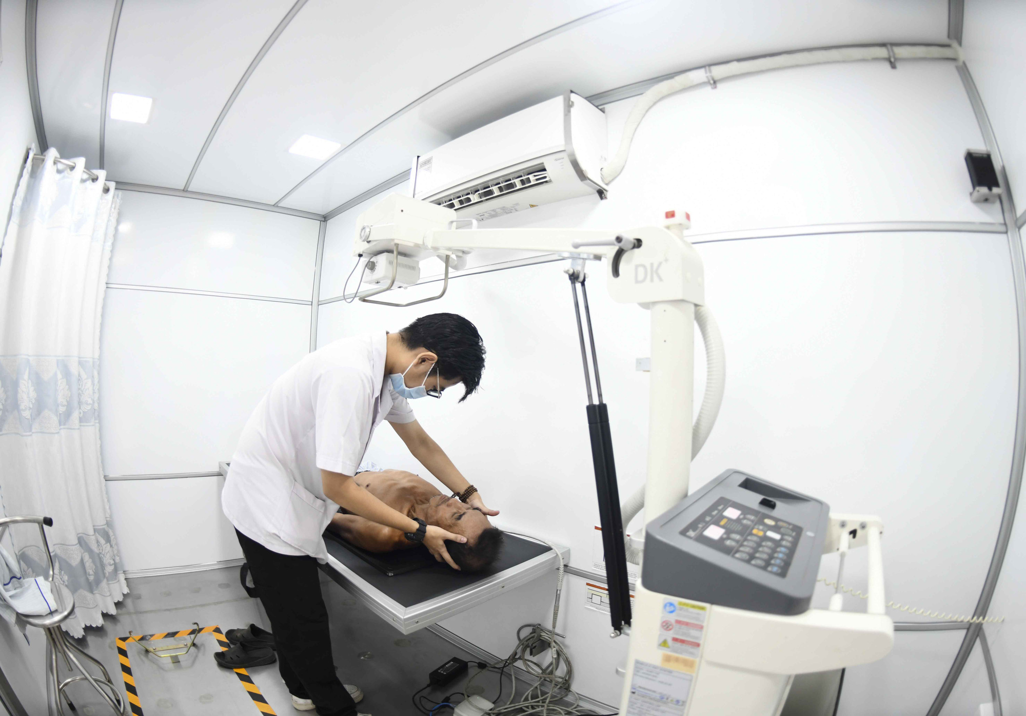 Lần đầu tiên, Viện Y dược học dân tộc TP.HCM dùng xe chụp X-quang, siêu âm lưu động do Báo Tuổi Trẻ và Hội Đông y TP.HCM tài trợ để phục vụ thăm khám cho người dân - Ảnh: CHẾ TRUNG
