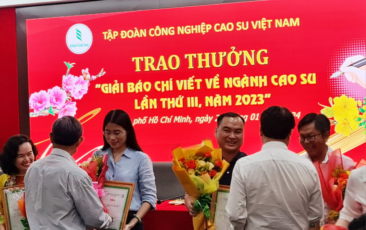 Các phóng viên nhận giải báo chí