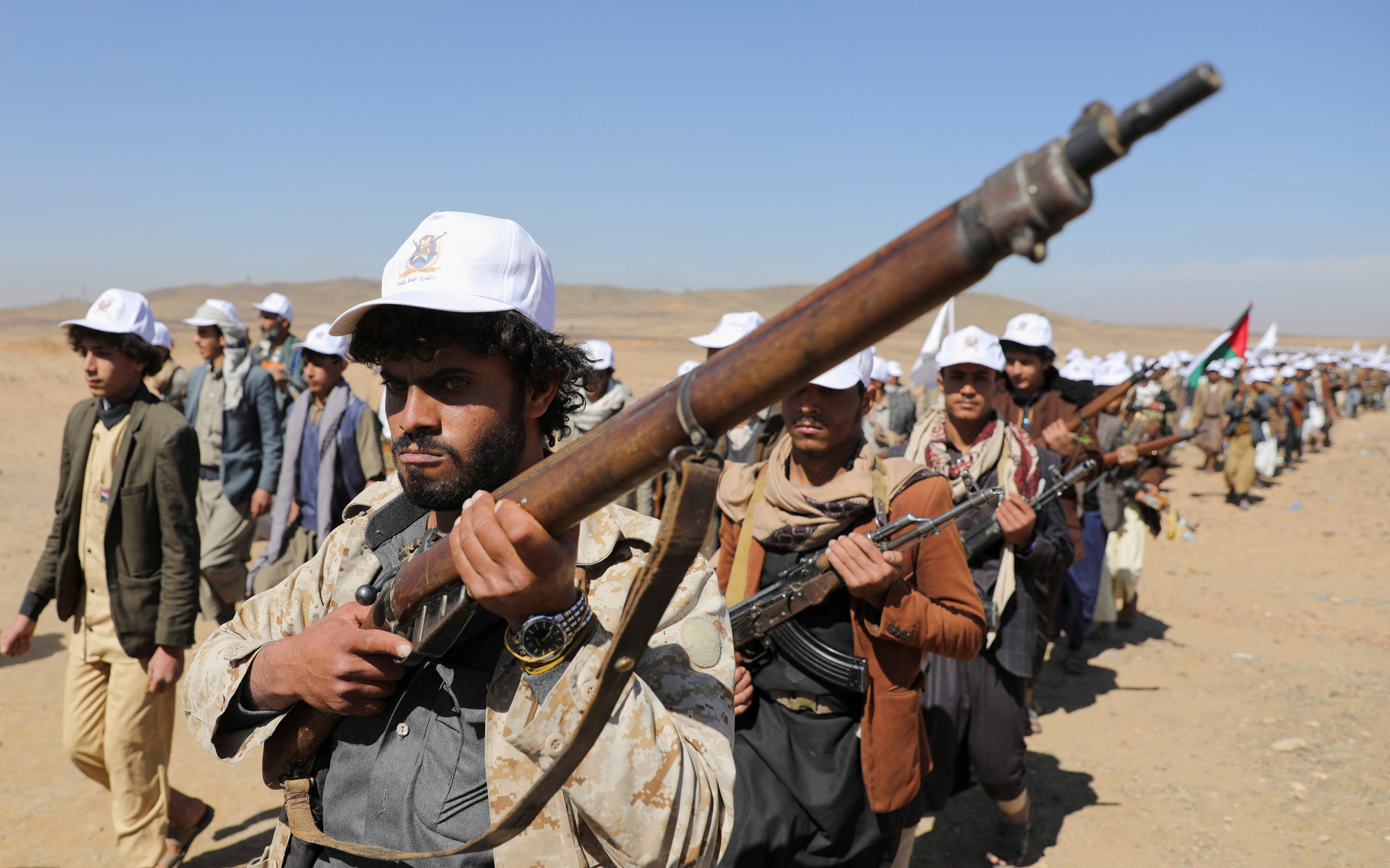 Tàu chở dầu Nga cho Trung Quốc trúng tên lửa của nhóm Houthi- Ảnh 3. Trung Quốc âm thầm thúc giục Iran kiềm chế Houthi ở Biển Đỏ?