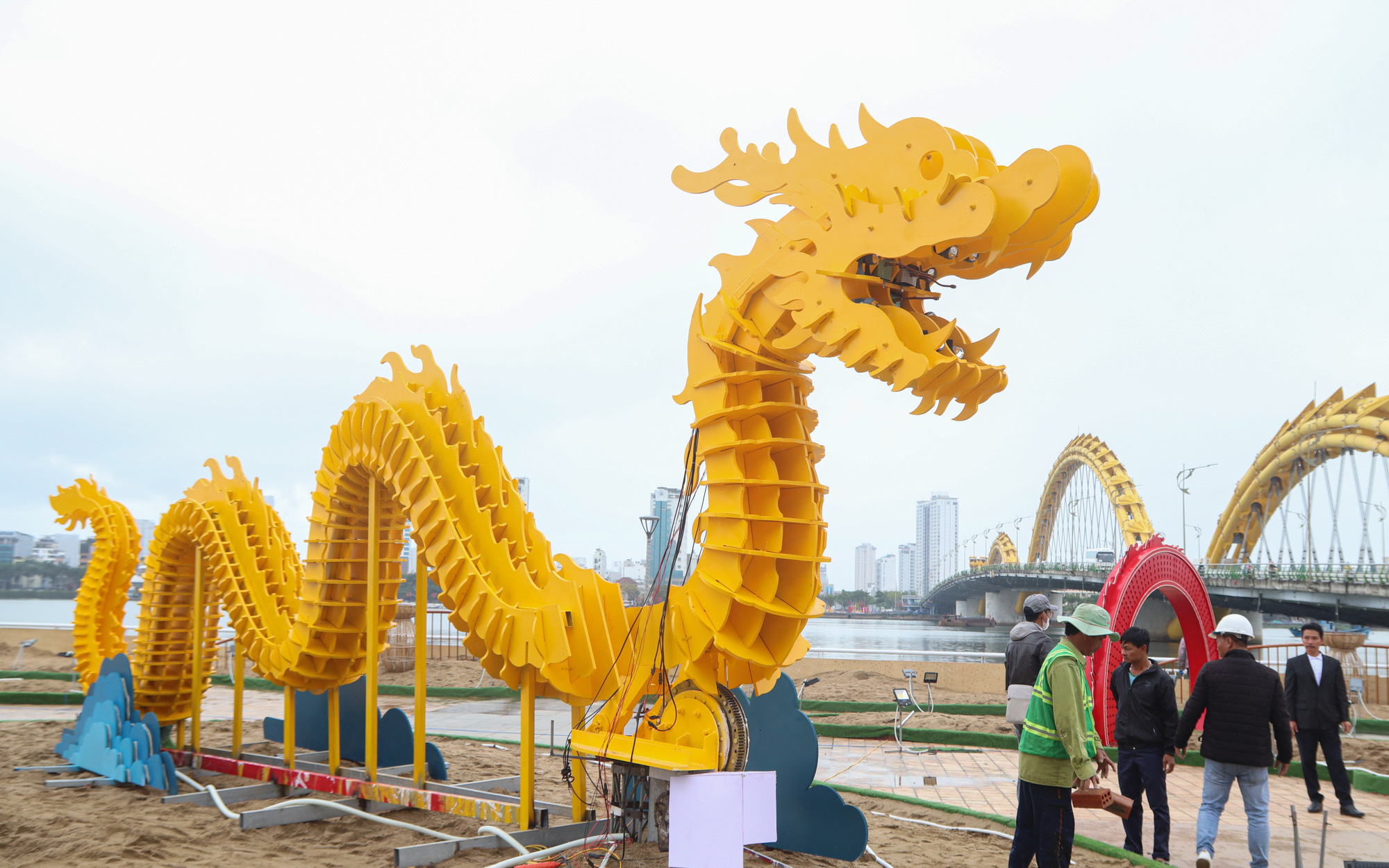Thêm một linh vật rồng cuồn cuộn tại Đà Nẵng nhập cuộc tỉ thí rồng xuân cả nước- Ảnh 5. Người dân Đà Nẵng thích thú với các linh vật rồng độc lạ