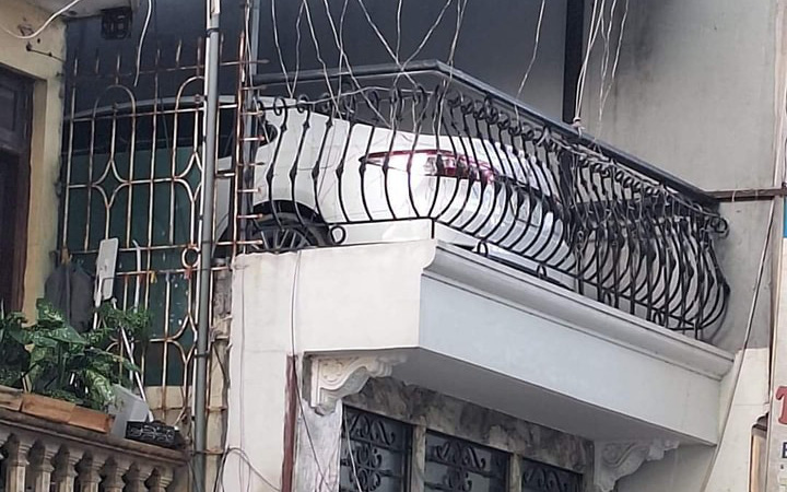 Ảnh vui 27-1: Làm cách nào để chiếc ô tô 