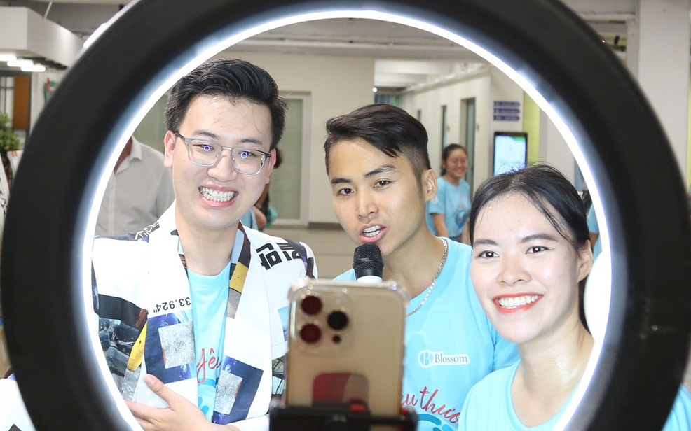 Tặng quà Tết cho 115 trẻ mồ côi do COVID-19- Ảnh 3. Nghệ sĩ livestream bán hàng giúp trẻ mồ côi vì COVID-19 và bệnh nhi ung thư