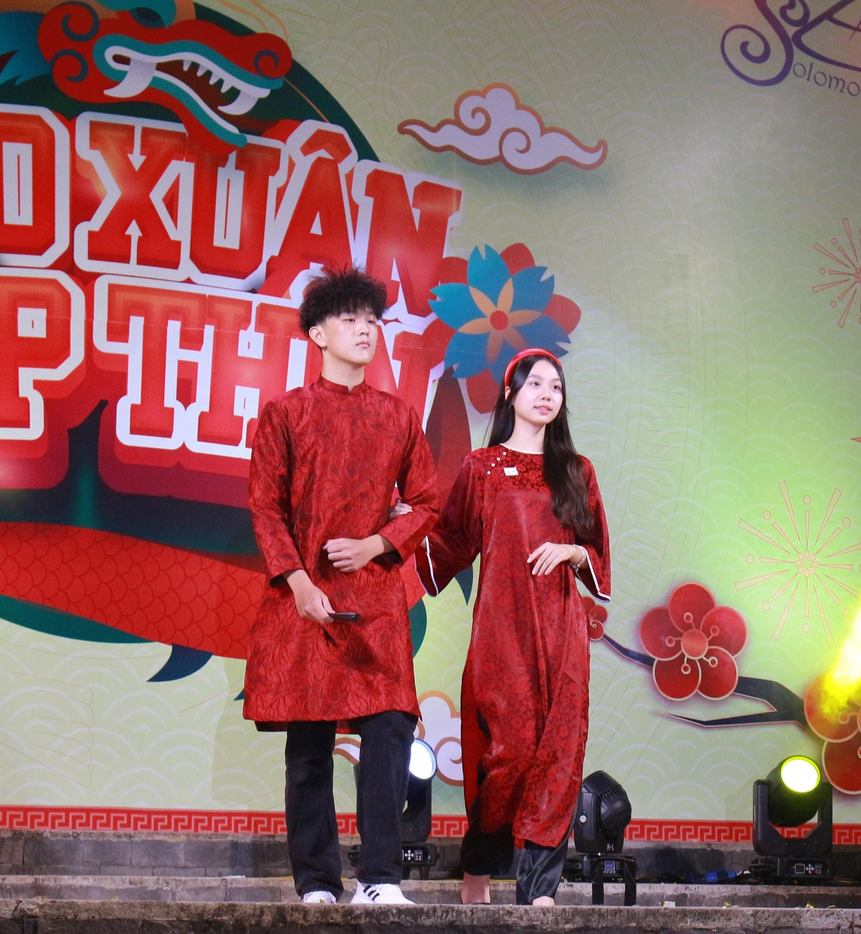 Kay Trần và dàn nghệ sĩ đình đám đổ bộ hội xuân THPT Nguyễn Du- Ảnh 9.