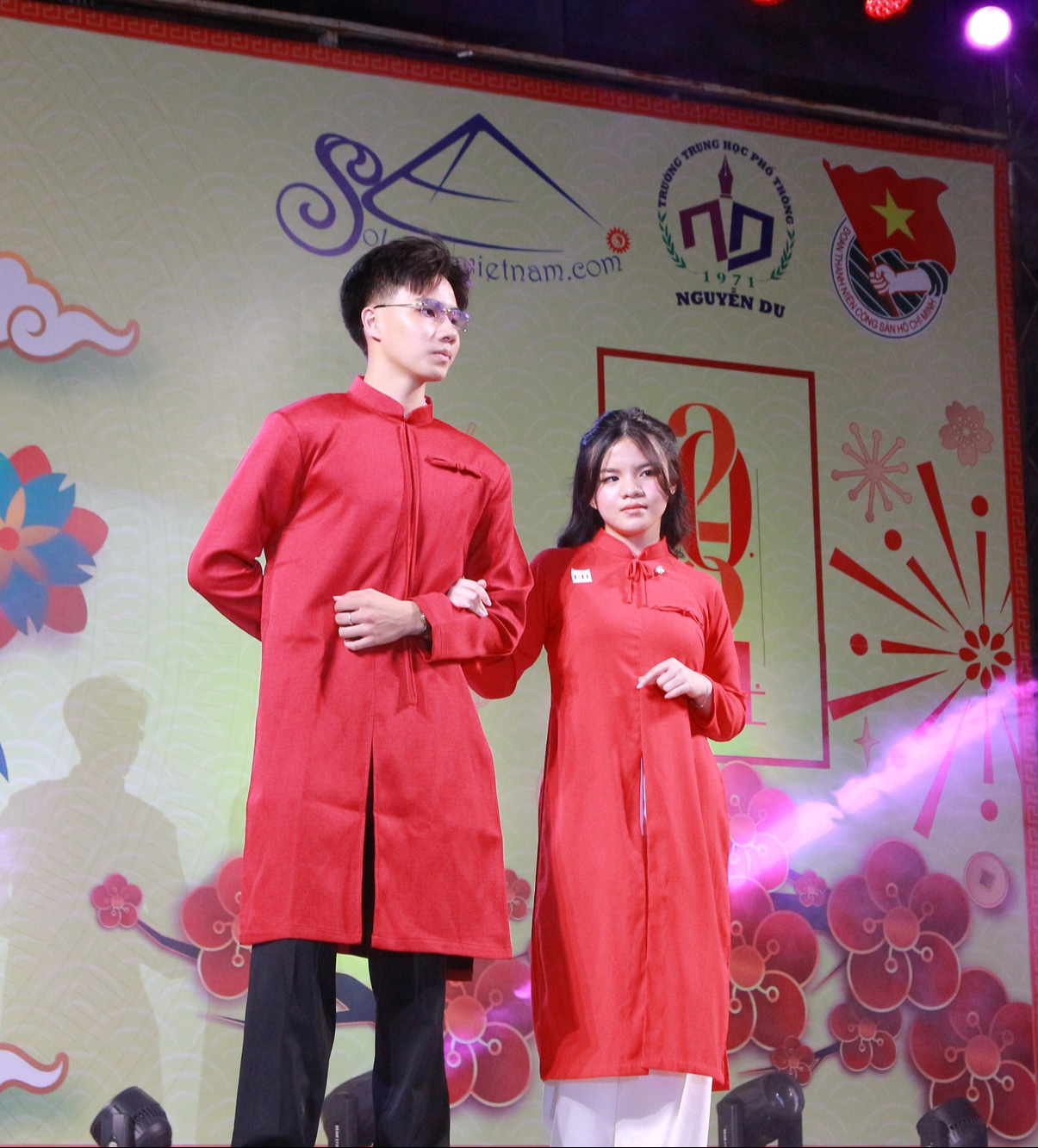 Kay Trần và dàn nghệ sĩ đình đám đổ bộ hội xuân THPT Nguyễn Du- Ảnh 11.