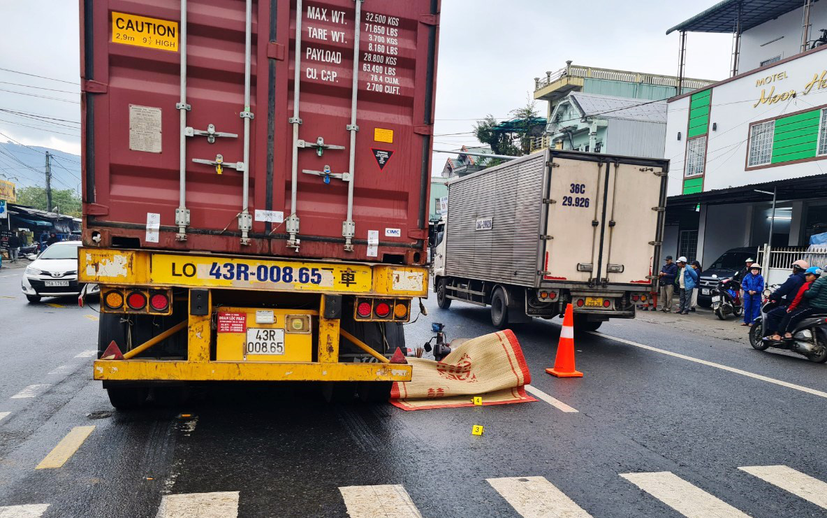 Xe container kéo sập khung giới hạn chiều cao va vào xe buýt khiến kẹt xe kéo dài- Ảnh 6. Xe máy bị cuốn vào gầm xe container, một người chết