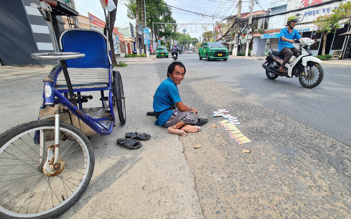 Người bán vé số dạo mòn mỏi chờ... quyền lợi - Ảnh 2.