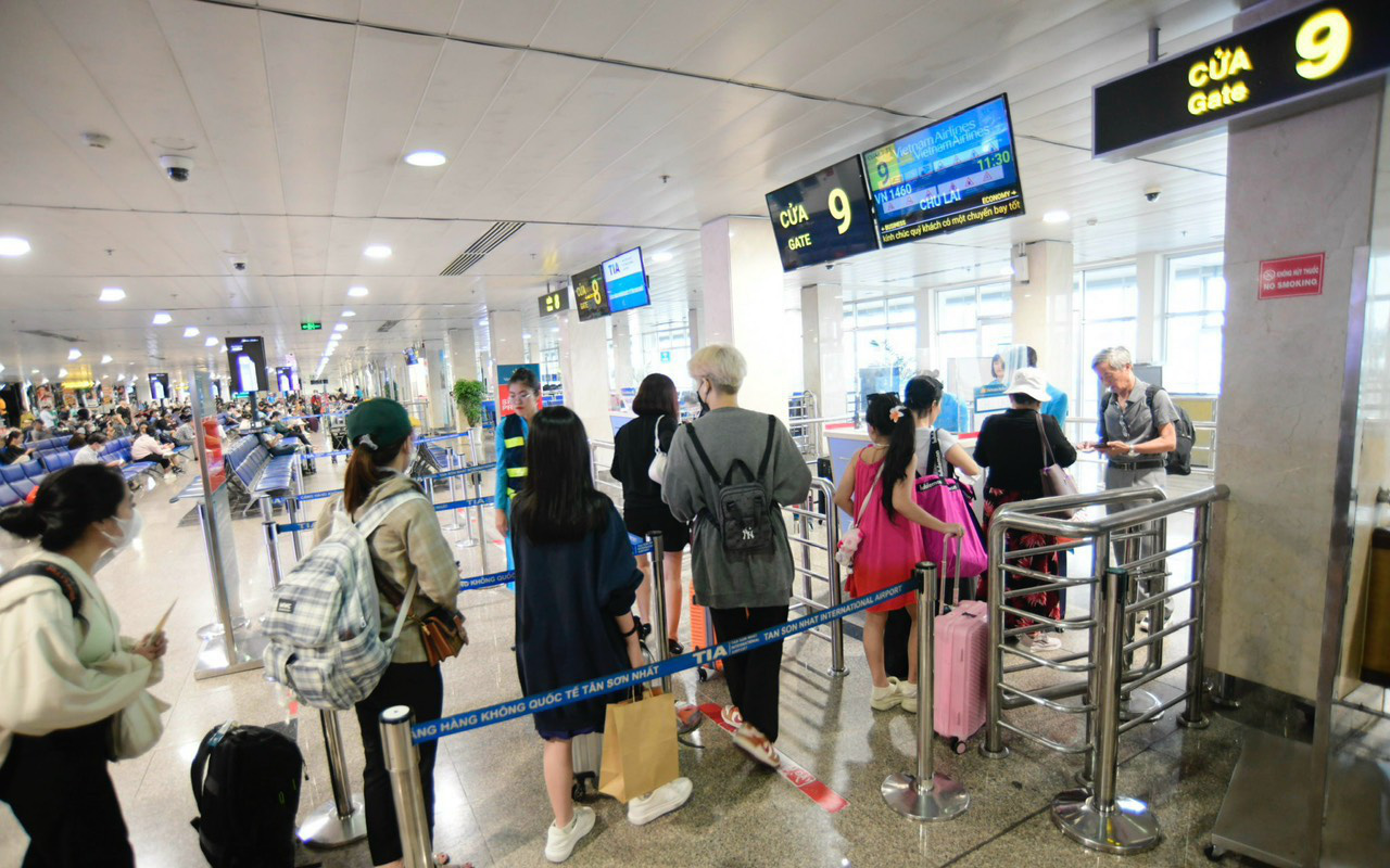 Mở cửa tản bộ trên cánh máy bay lại được coi là... anh hùng- Ảnh 2. Máy bay delay mùa Tết: Cần giải pháp thay vì mãi