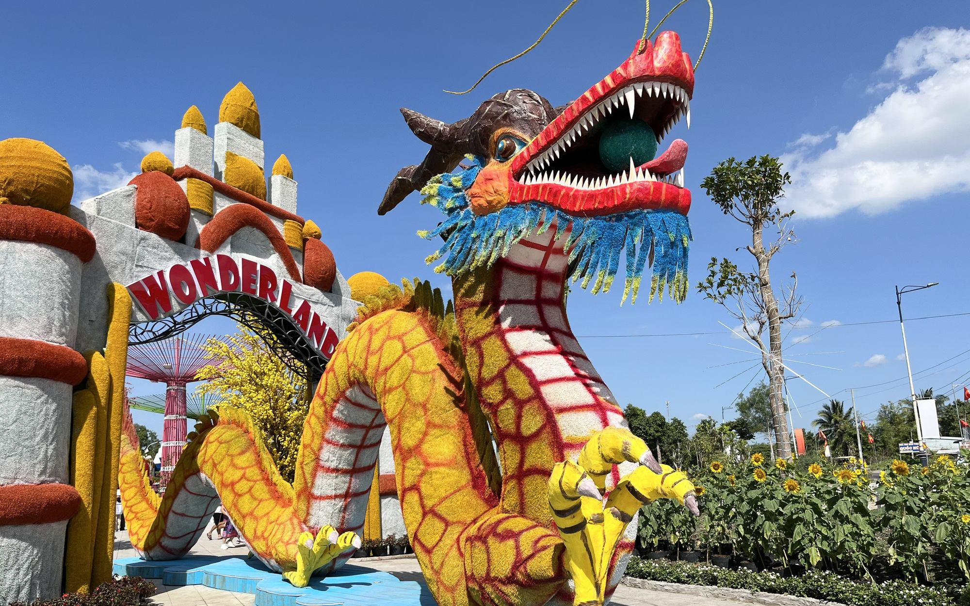 Linh vật rồng vàng ở Quảng Nam chưa hoàn thành, cộng đồng mạng đã 'cho điểm cao'- Ảnh 8. Linh vật rồng đầu tiên ‘có mặt’ ở huyện nông thôn Cần Thơ