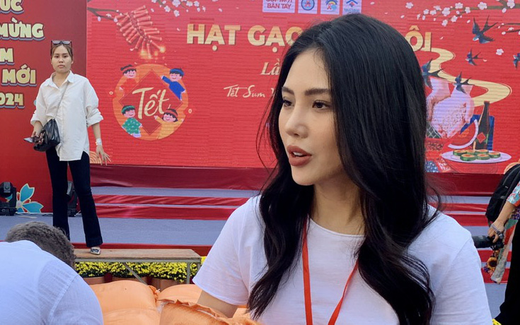 Bùi Quỳnh Hoa đi chợ nấu ăn cho trẻ nghèo- Ảnh 5. Hoa hậu Bùi Quỳnh Hoa được tiếp thêm nghị lực từ cộng đồng sống chung với HIV/AIDS