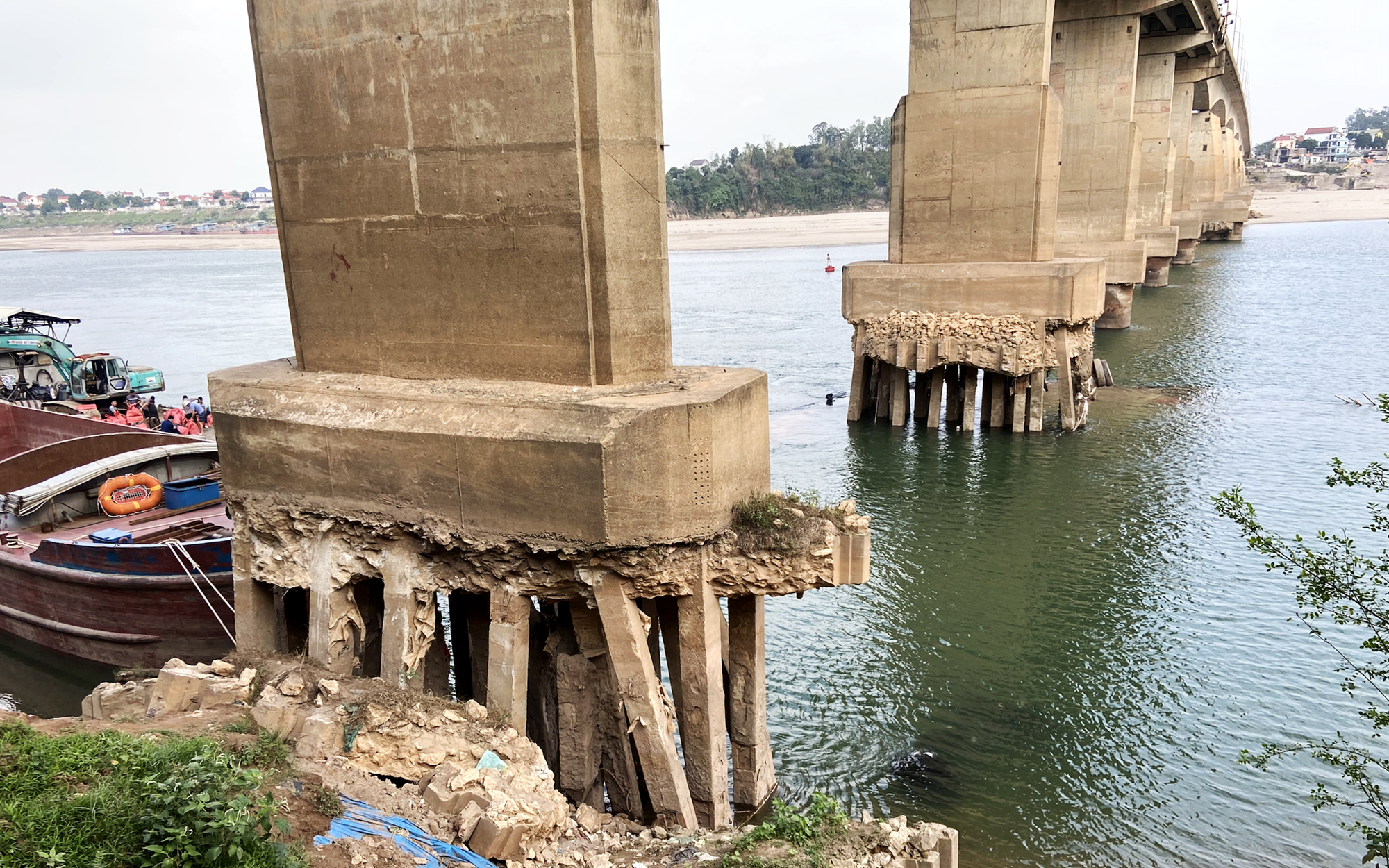 Lòng sông Hồng nhiều đoạn bị tụt 2-3m so với mười năm trước và nỗi lo bị ‘rút ruột’- Ảnh 5. Lòng sông Hồng tụt sâu gần 3m!?