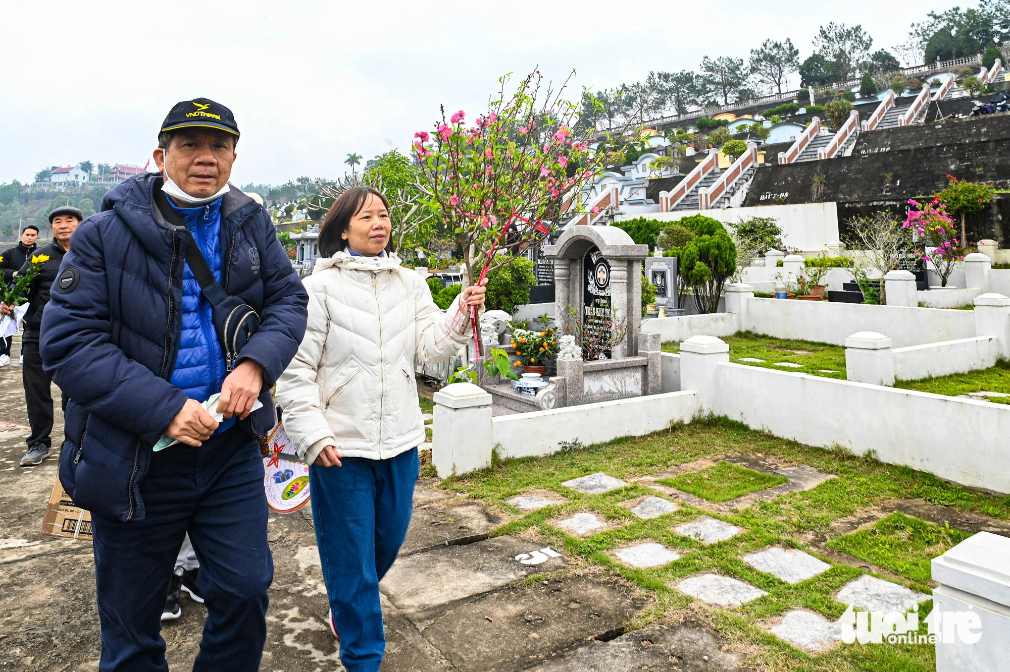 Người phụ nữ 'hóa' nhật ký thay vàng mã cho chồng lễ tảo mộ cuối năm- Ảnh 13.